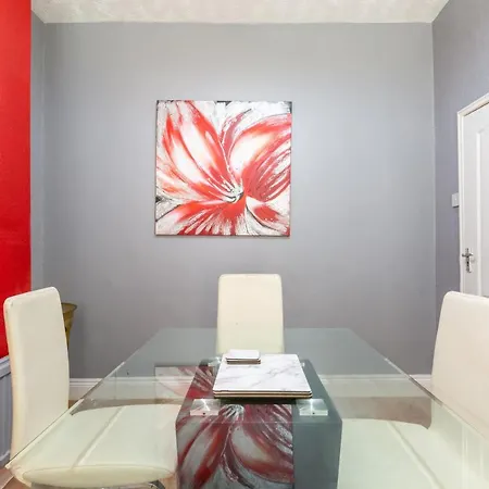 Apartment 4 Bedroom Town Centre Town House Free Parking And Wi-fi