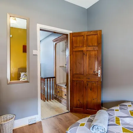 4 Bedroom Town Centre Town House Free Parking And Wi-fi Middlesbrough