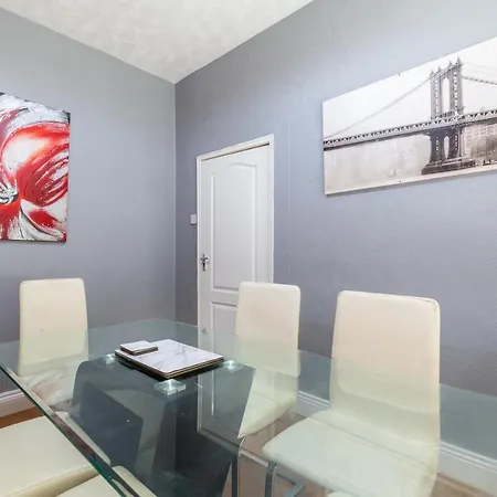4 Bedroom Town Centre Town House Free Parking And Wi-fi Apartment