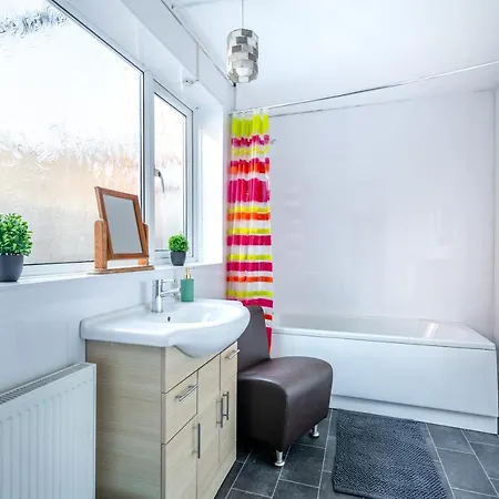 Apartment 4 Bedroom Town Centre Town House Free Parking And Wi-fi Middlesbrough