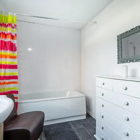 4 Bedroom Town Centre Town House Free Parking And Wi-fi Middlesbrough