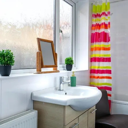 4 Bedroom Town Centre Town House Free Parking And Wi-fi