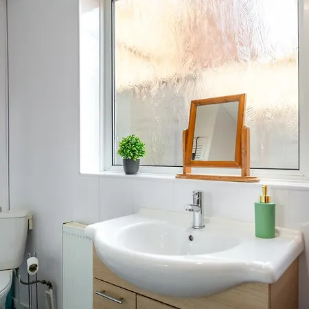 4 Bedroom Town Centre Town House Free Parking And Wi-fi