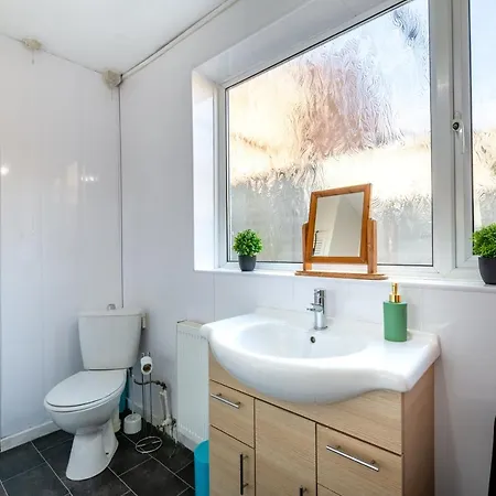 Apartment 4 Bedroom Town Centre Town House Free Parking And Wi-fi *