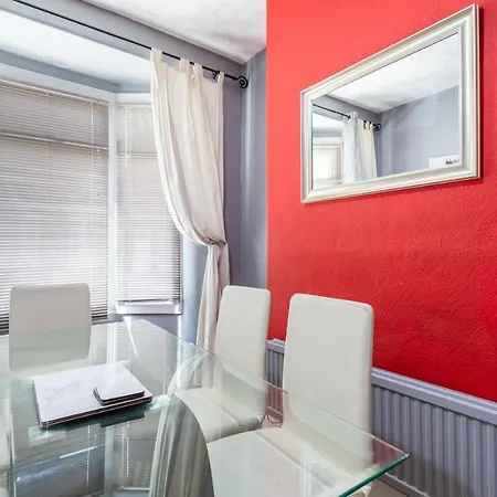 Apartment 4 Bedroom Town Centre Town House Free Parking And Wi-fi Middlesbrough