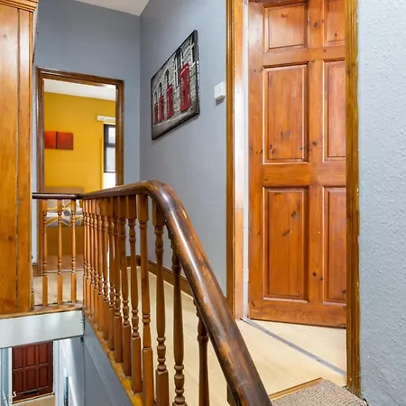 4 Bedroom Town Centre Town House Free Parking And Wi-fi Middlesbrough