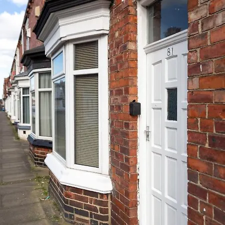 Apartment 4 Bedroom Town Centre Town House Free Parking And Wi-fi *