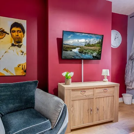 4 Bedroom Town Centre Town House Free Parking And Wi-fi Apartment *