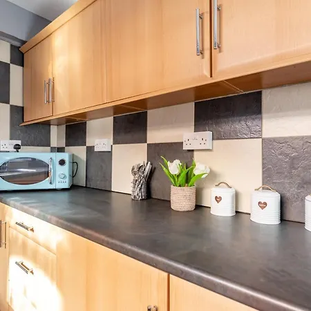 4 Bedroom Town Centre Town House Free Parking And Wi-fi Apartment *