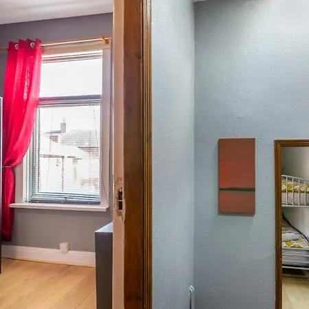 Apartment 4 Bedroom Town Centre Town House Free Parking And Wi-fi