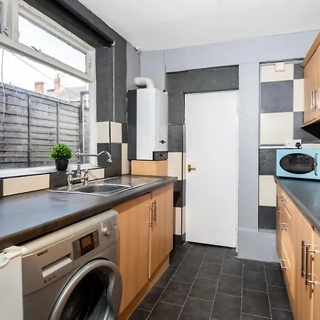 4 Bedroom Town Centre Town House Free Parking And Wi-fi Apartment