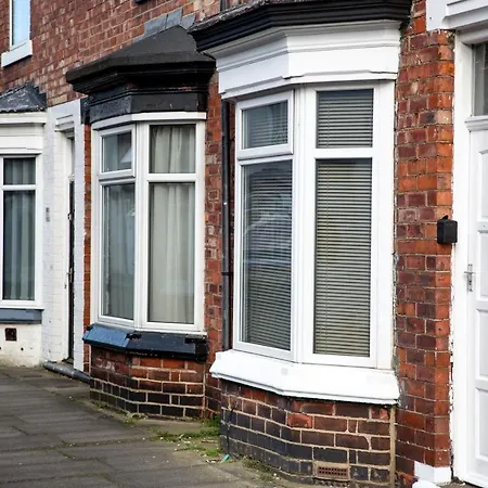 4 Bedroom Town Centre Town House Free Parking And Wi-fi Apartment *
