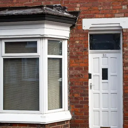 Apartment 4 Bedroom Town Centre Town House Free Parking And Wi-fi