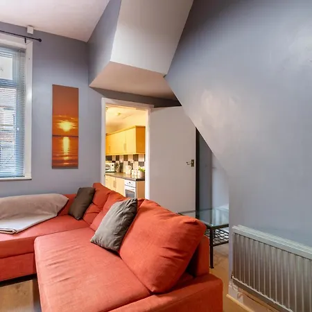 Apartment 4 Bedroom Town Centre Town House Free Parking And Wi-fi *