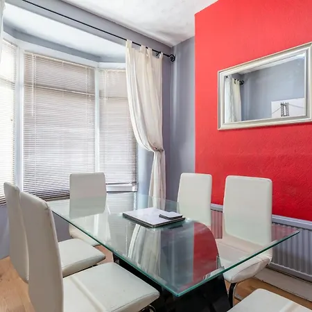 4 Bedroom Town Centre Town House Free Parking And Wi-fi Apartment Middlesbrough