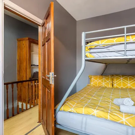 4 Bedroom Town Centre Town House Free Parking And Wi-fi *