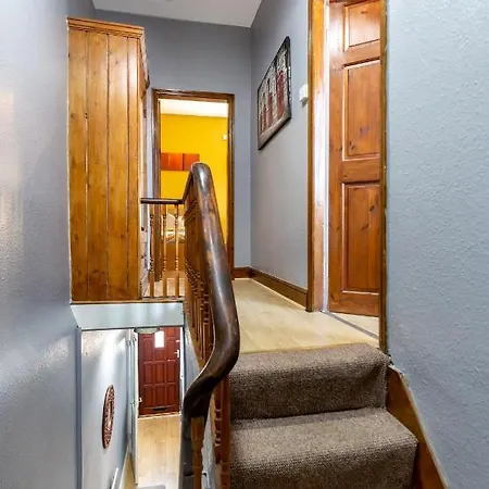 Apartment 4 Bedroom Town Centre Town House Free Parking And Wi-fi *