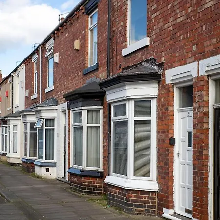 4 Bedroom Town Centre Town House Free Parking And Wi-fi Apartment *