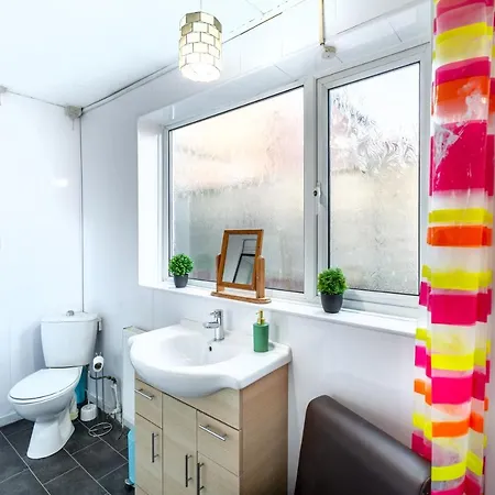 4 Bedroom Town Centre Town House Free Parking And Wi-fi * Middlesbrough
