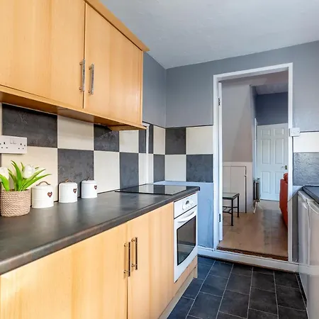 Apartment 4 Bedroom Town Centre Town House Free Parking And Wi-fi *
