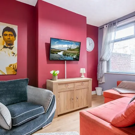 4 Bedroom Town Centre Town House Free Parking And Wi-fi *