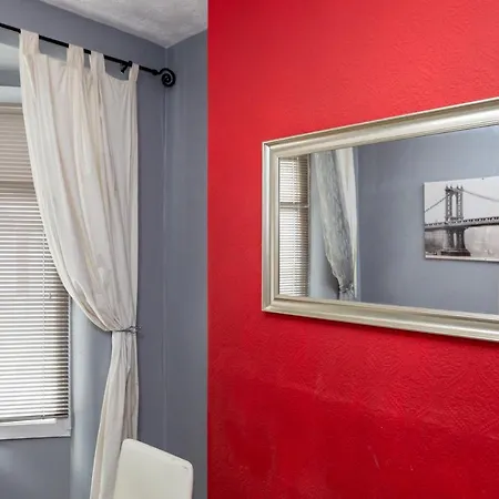 4 Bedroom Town Centre Town House Free Parking And Wi-fi *