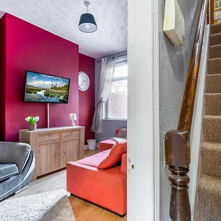 4 Bedroom Town Centre Town House Free Parking And Wi-fi Apartment