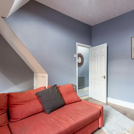 Apartment 4 Bedroom Town Centre Town House Free Parking And Wi-fi