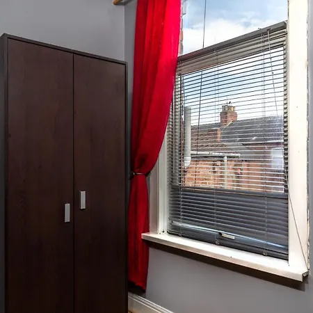 4 Bedroom Town Centre Town House Free Parking And Wi-fi Apartment Middlesbrough